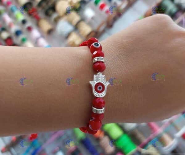 Nuestras pulseras artesanales con Dije de la Mano de Fátima y Ojo Turco son amuletos de protección y estilo. Lleva la buena suerte y la elegancia siempre contigo.